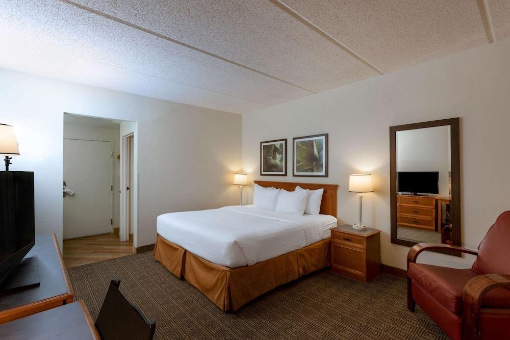 La Quinta Inn & Suites by Wyndham Jacksonville Mandarin photo 12