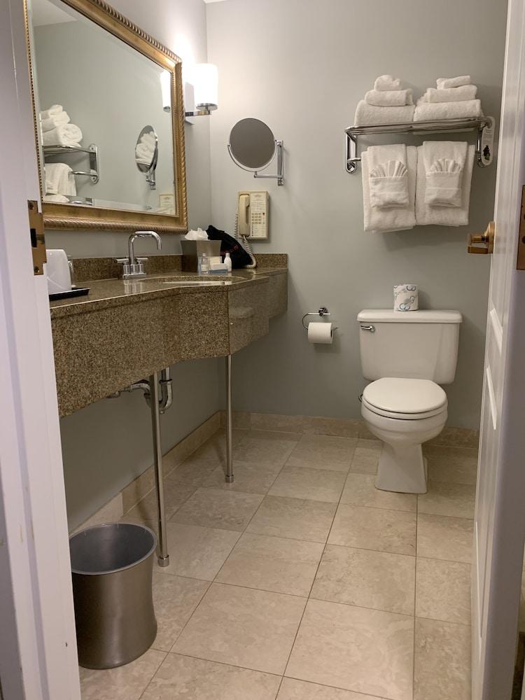 Water's Edge Resort & Spa photo 42