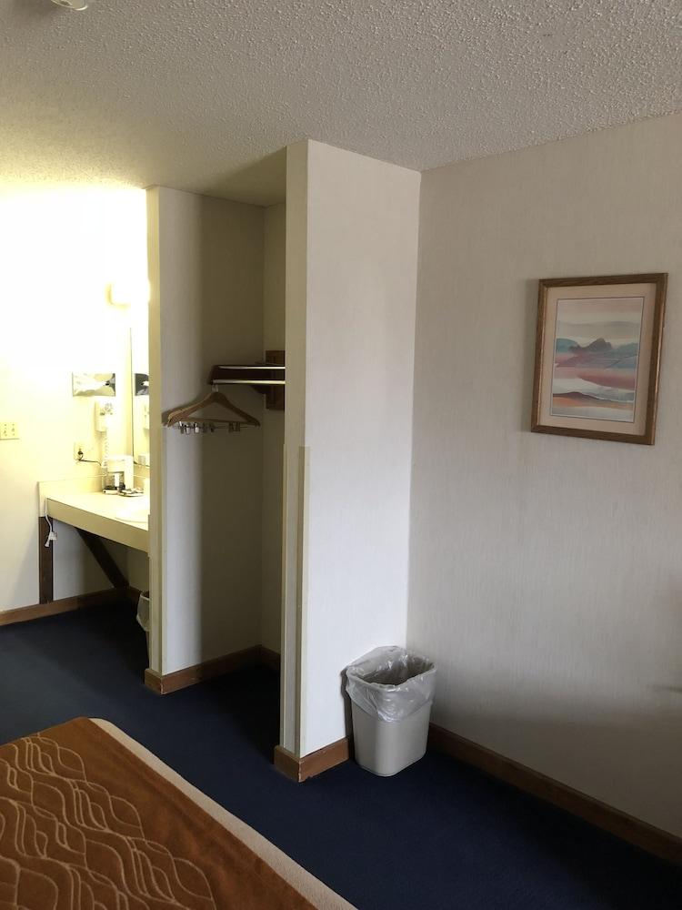 Denison Inn & Suites photo 12