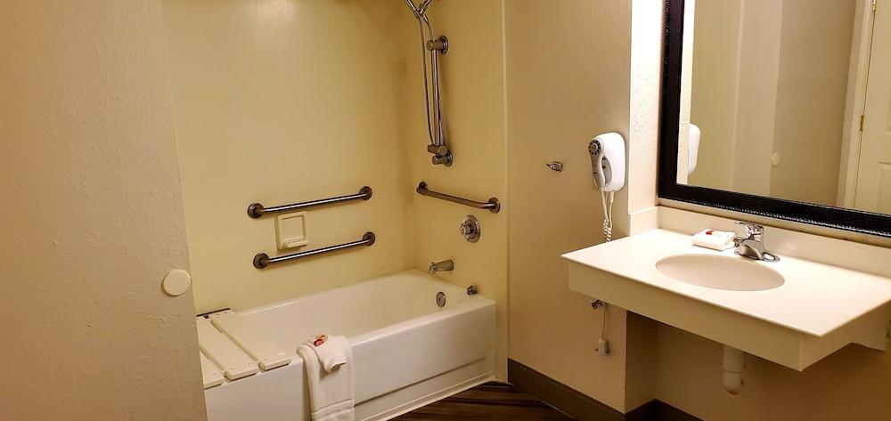 Days Inn by Wyndham Gainesville University I-75 photo 19