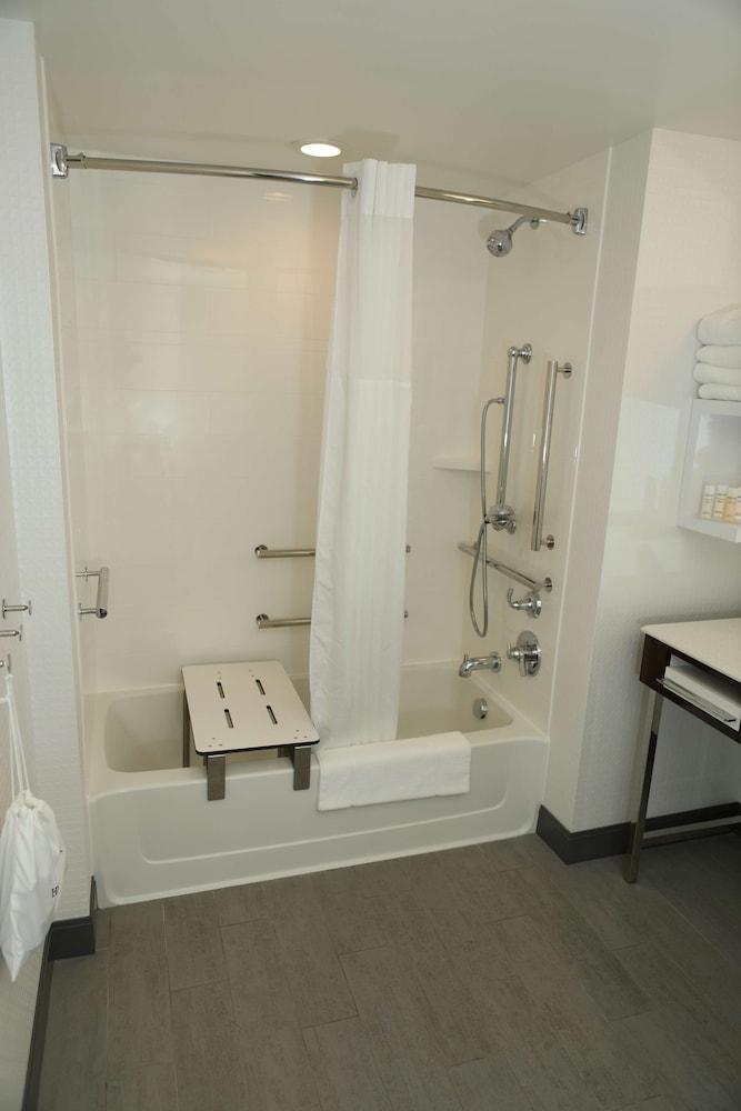 Hampton Inn & Suites Burlington photo 25