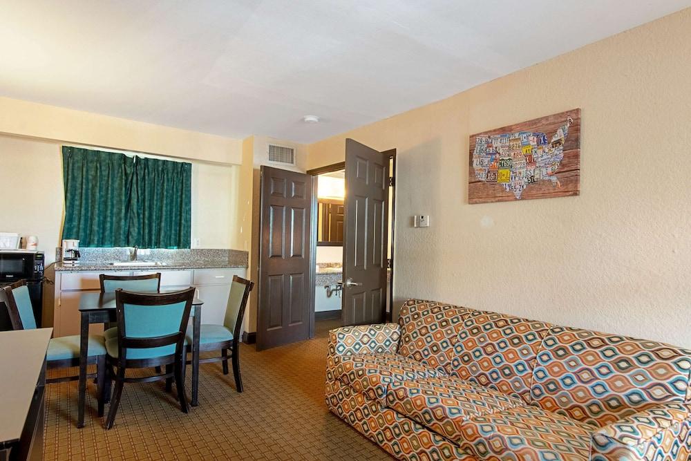 Econo Lodge Inn & Suites Clearwater Central photo 15