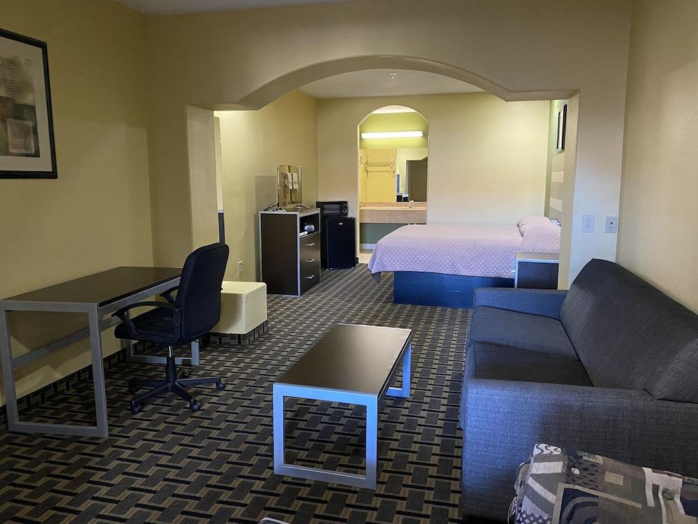 Redwood Suites photo 7