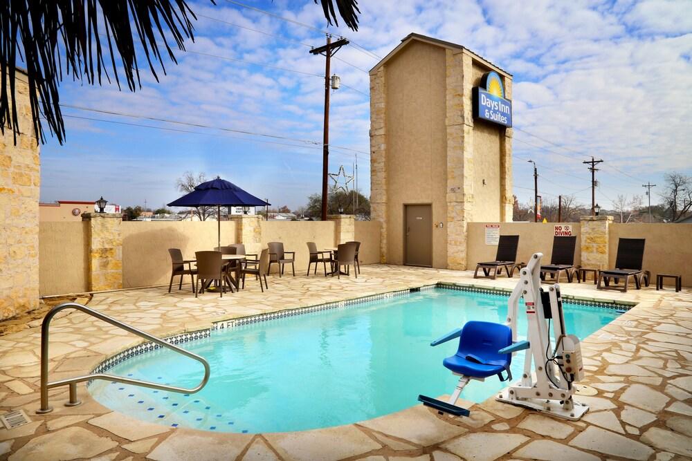 Days Inn & Suites by Wyndham Llano photo 38