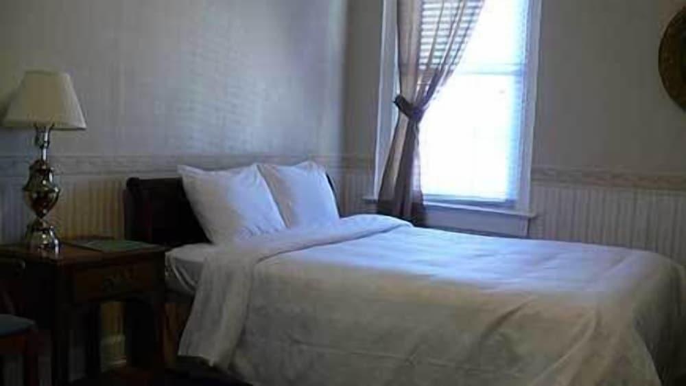 Commodore Hotel & Café photo 5