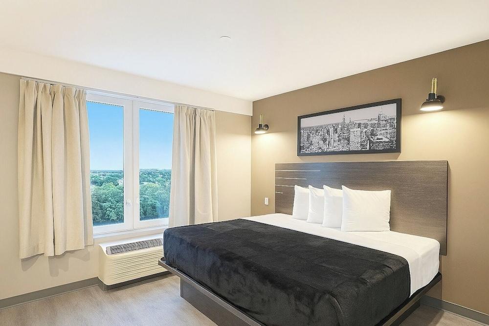 LIV Hotel Bronx - Newly Built photo 10