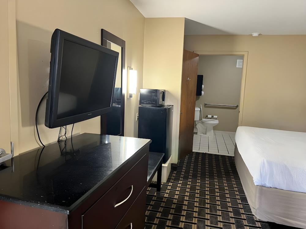 Days Inn & Suites by Wyndham Pine Bluff photo 10