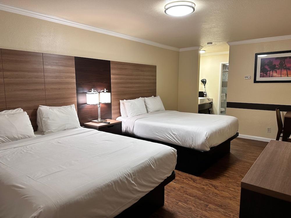 Beachwalker Inn and Suites photo 17