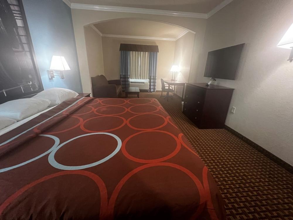 Super 8 by Wyndham IAH West/Greenspoint photo 5