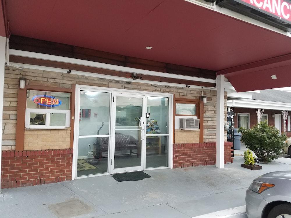Budget Inn photo 3