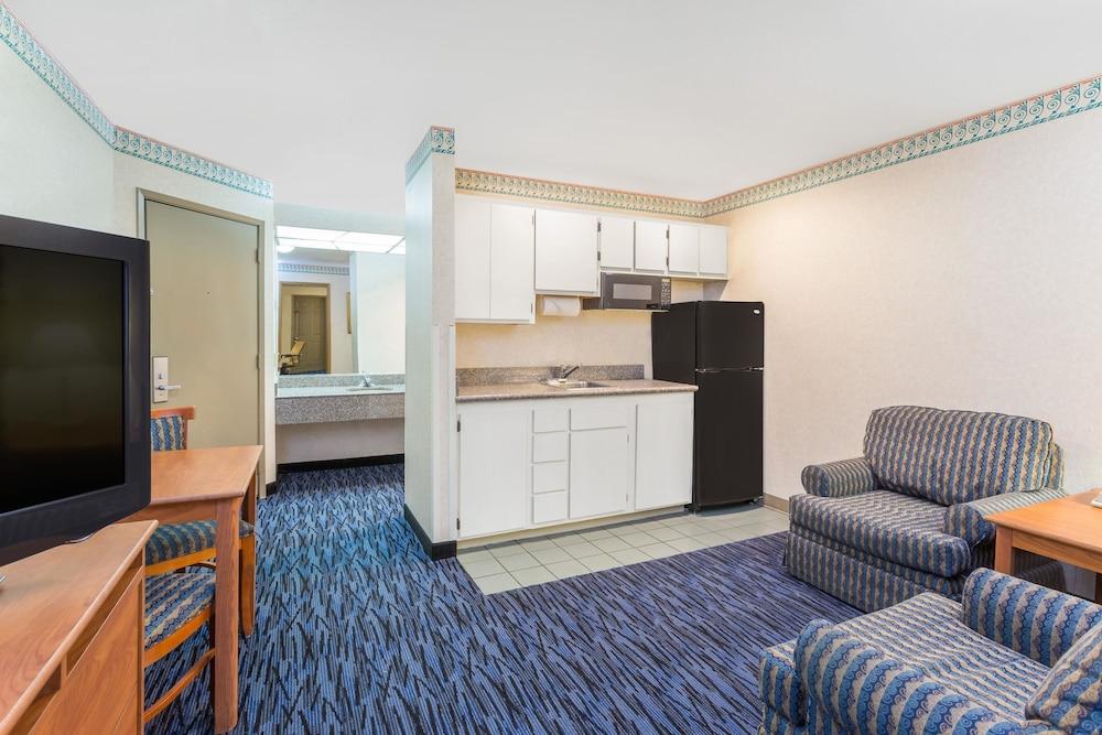 Ramada by Wyndham Kent Seattle Area photo 9