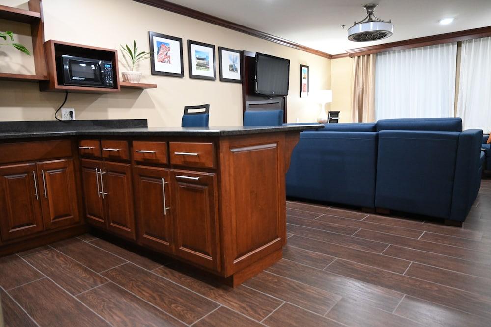 Giles Hotel Inn & Suites photo 14