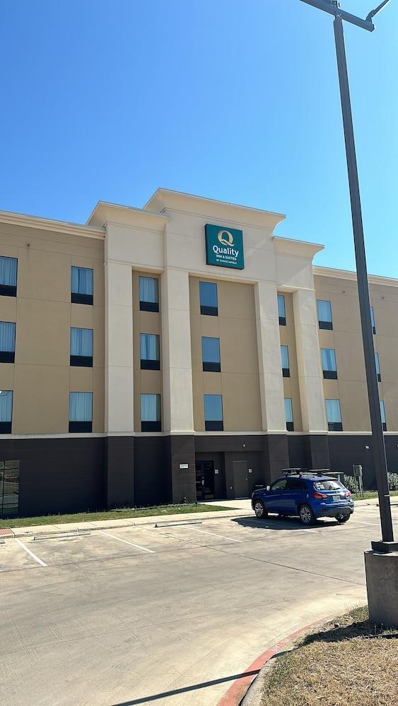 Quality Inn & Suites Pearsall photo 52