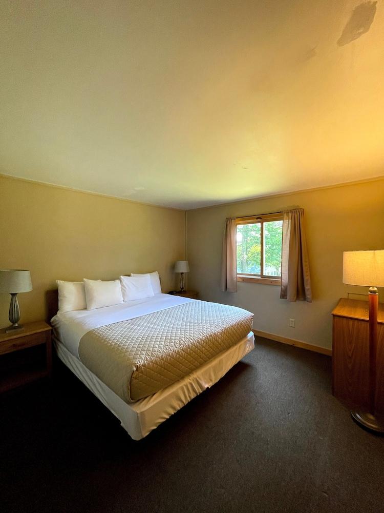 Hanging Horn Lakeside Resort photo 64