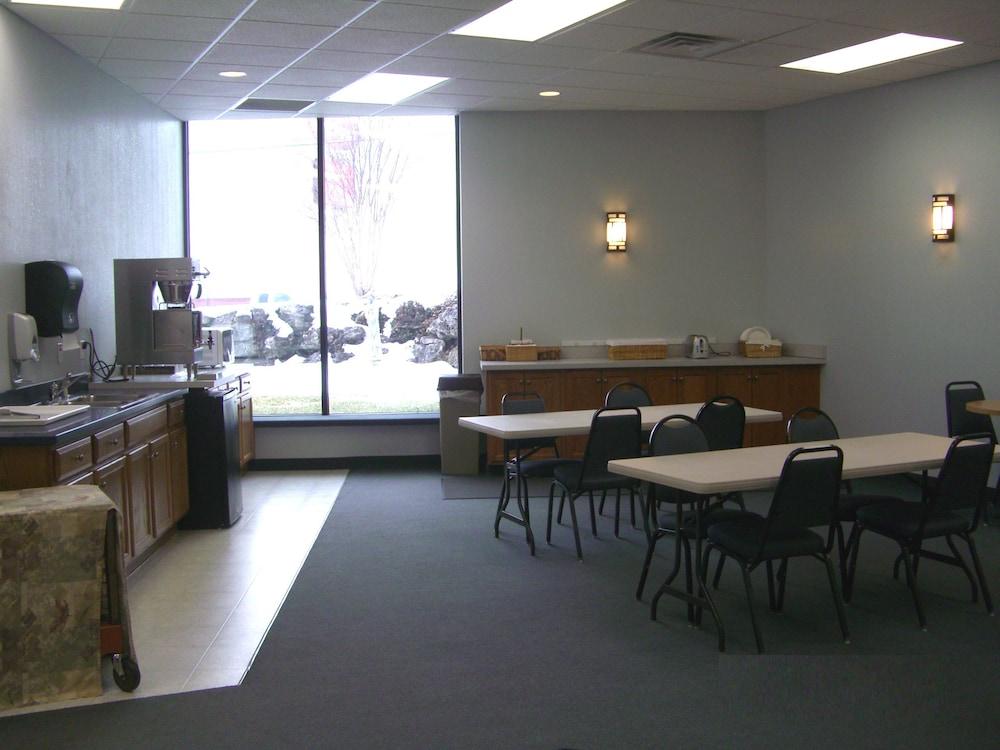 Quails Nest Inn and Suites photo 31