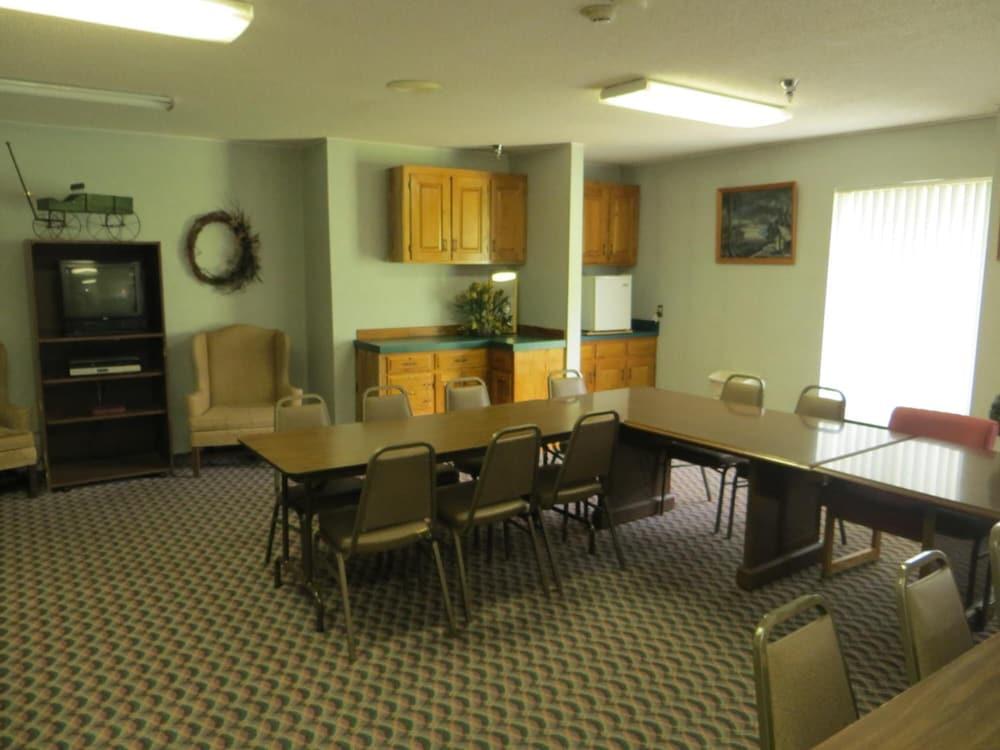Americourt Hotel photo 18