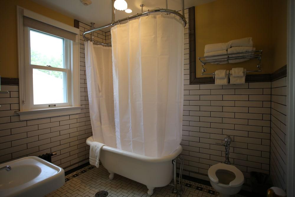 Mammoth Hot Springs & Cabins - Inside the Park photo 4