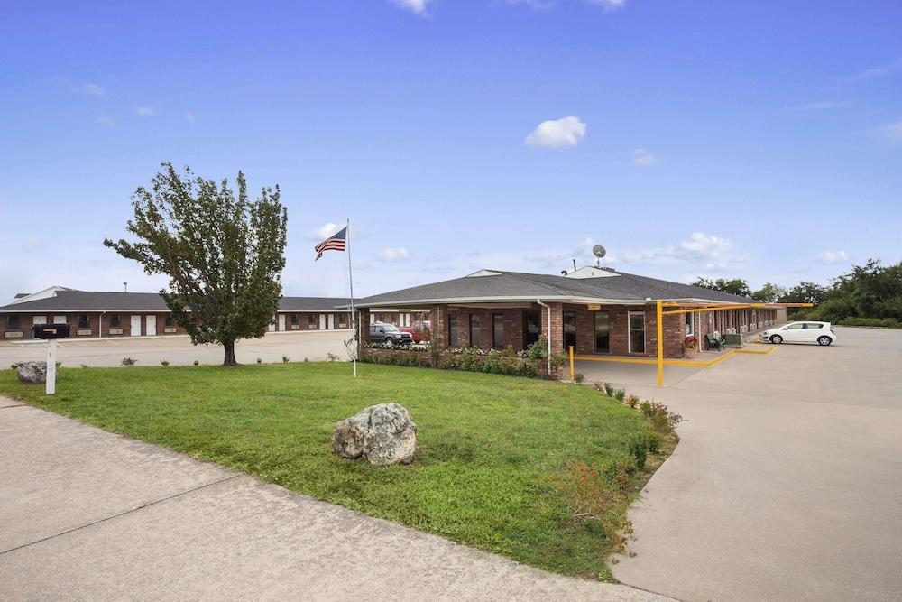Super 8 by Wyndham Henryetta photo 13