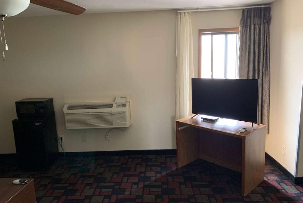 Super 8 by Wyndham Boonville photo 19