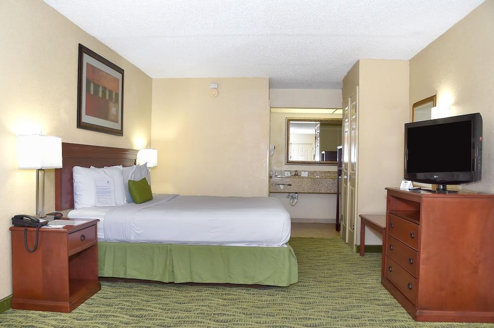 Baymont by Wyndham Orlando East photo 17