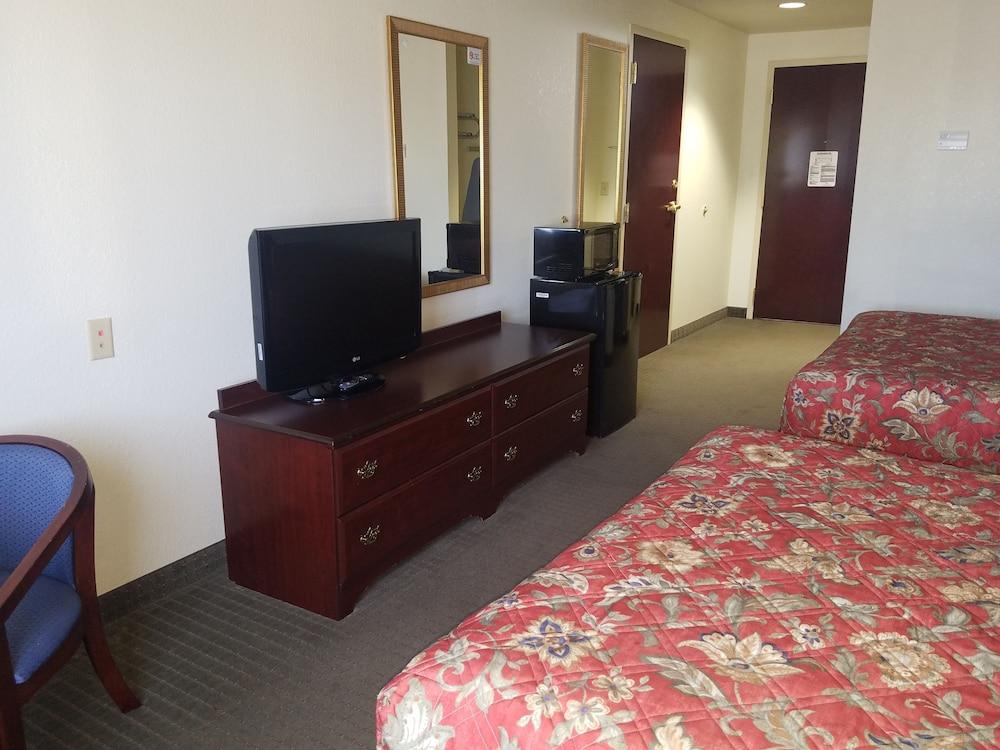 HomeTown Hotel Bryant photo 6