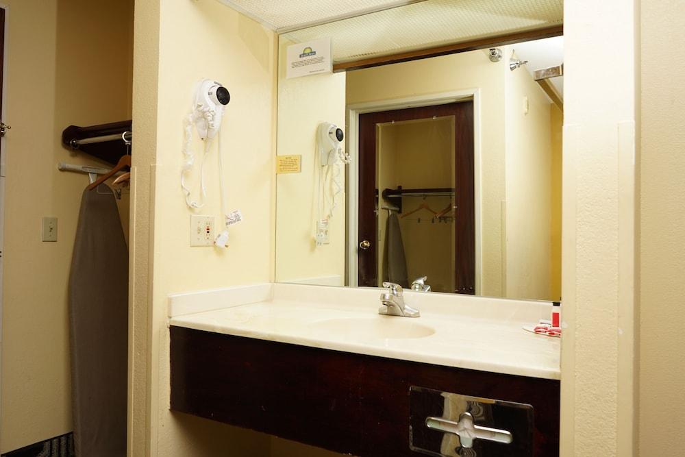 Halsted Inn and Suites Harvey - Chicago Southland photo 22