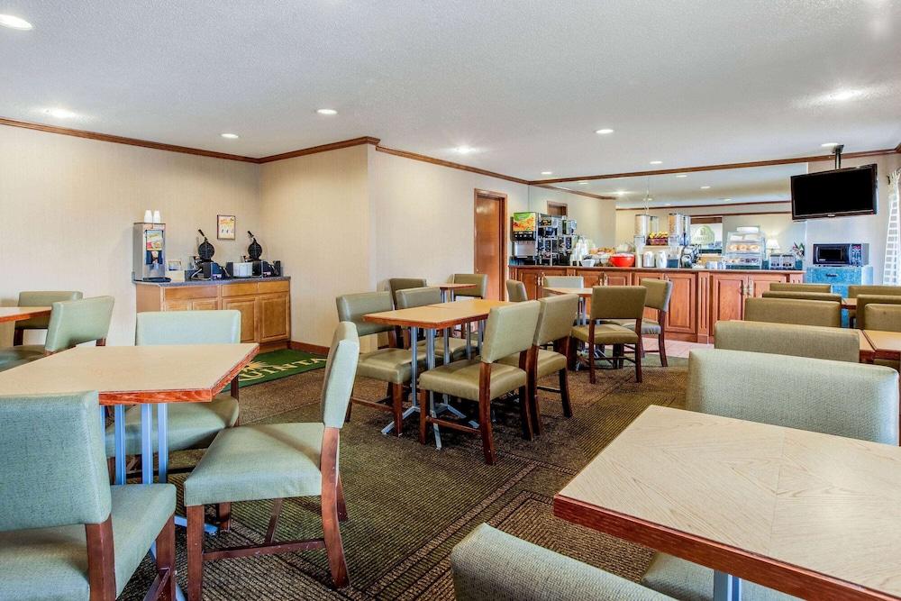 La Quinta Inn by Wyndham Detroit Southgate photo 42