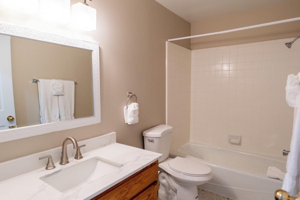 Road Creek Inn photo 87