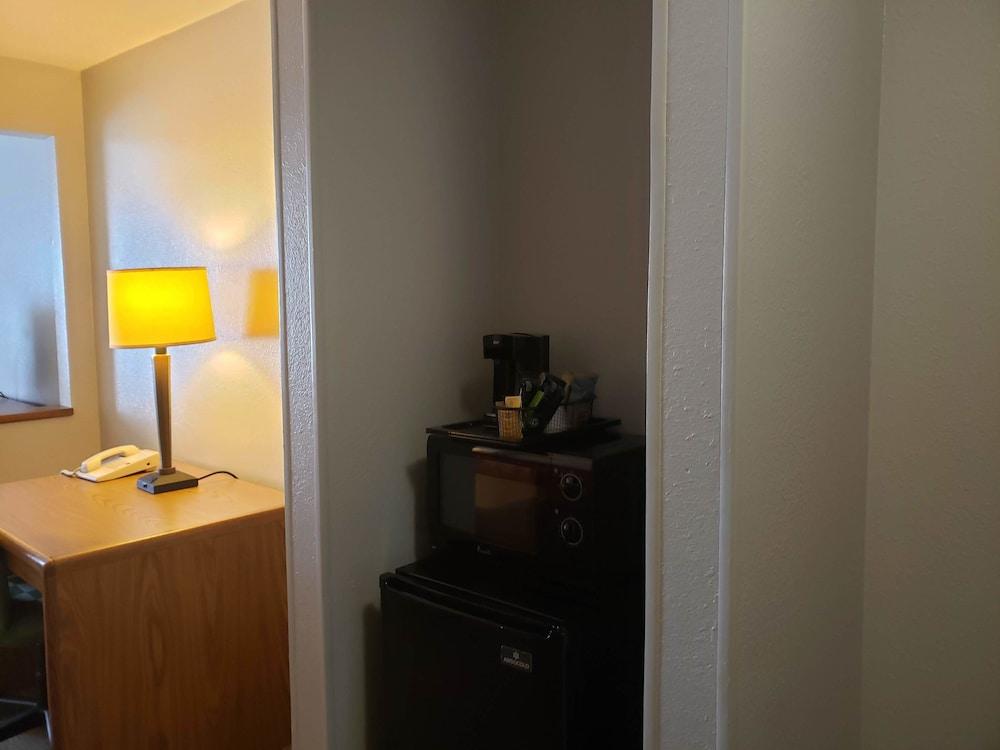 Country Inn & Suites by Radisson, Fairview Heights, IL photo 37