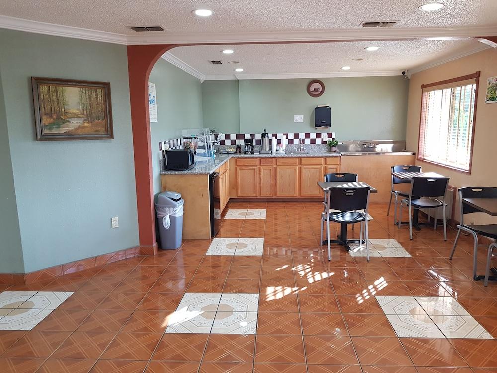 Budget Host Inn Eastland photo 13