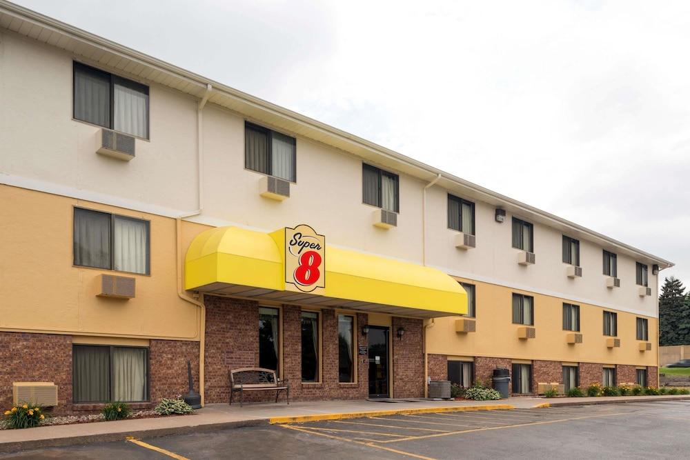 Super 8 by Wyndham Omaha NE photo 1