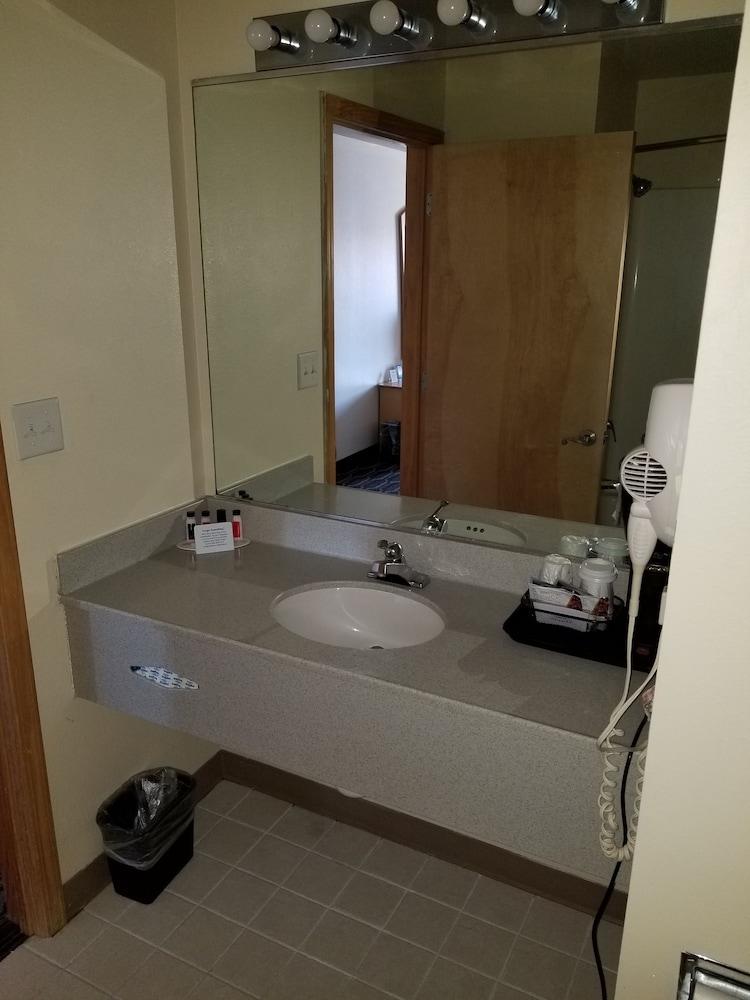 Baymont by Wyndham Noblesville photo 49