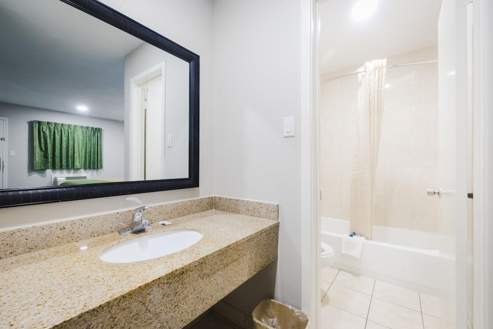 Scottish Inn & Suites photo 4