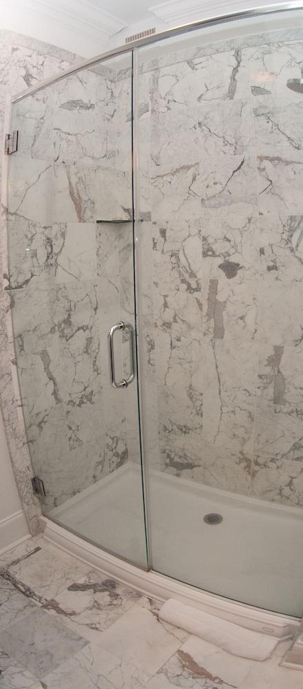 Carriage House Hotel photo 32