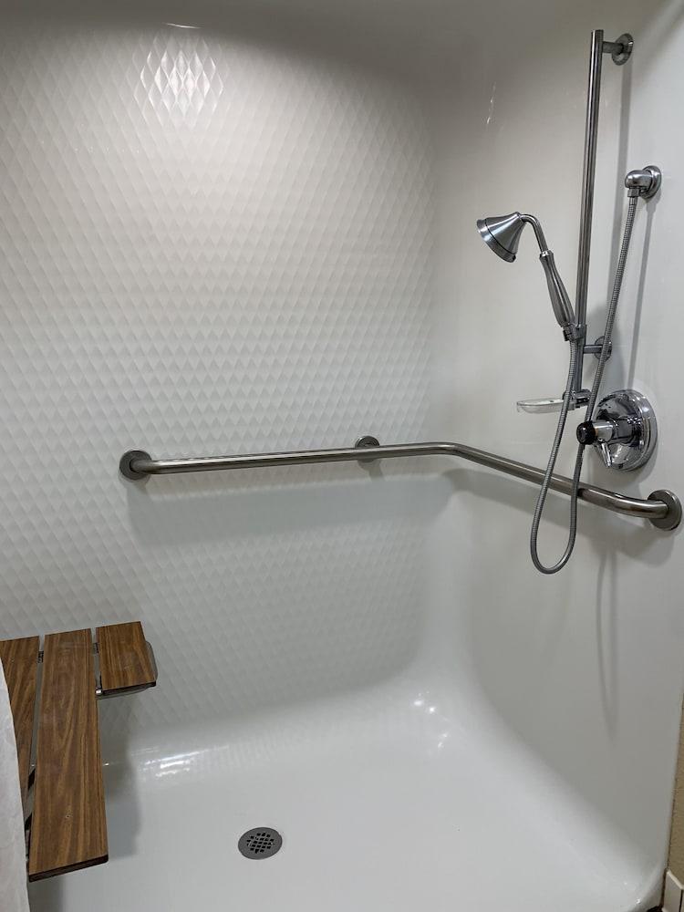 Quality Inn & Suites Hendersonville - Flat Rock photo 25