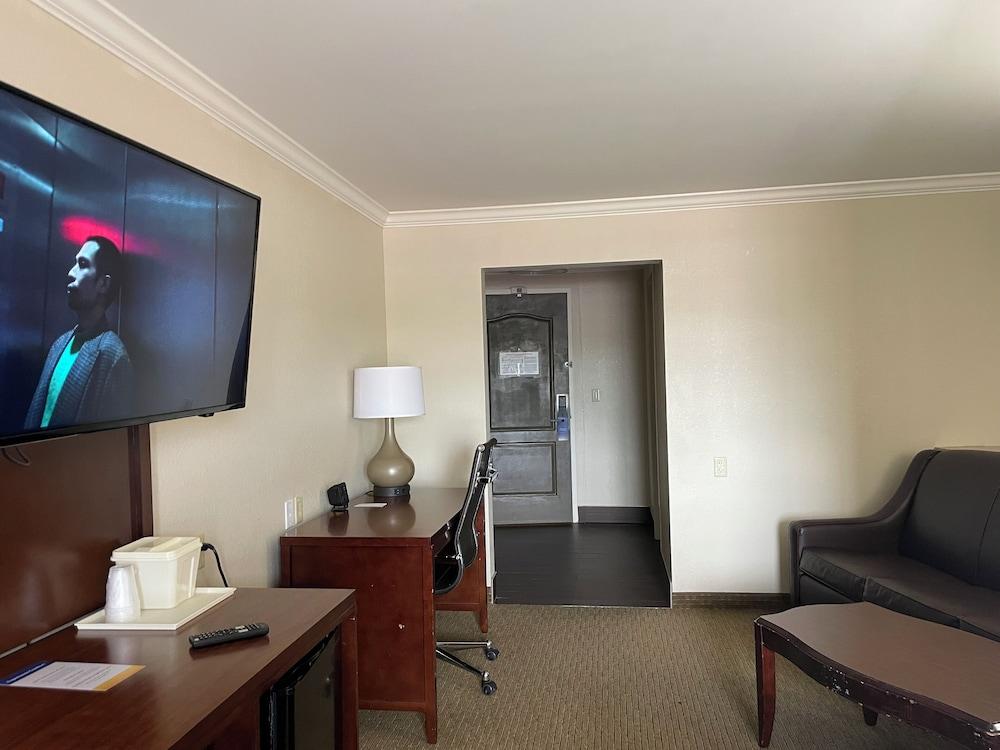 Spark by Hilton Cincinnati Fairfield photo 3