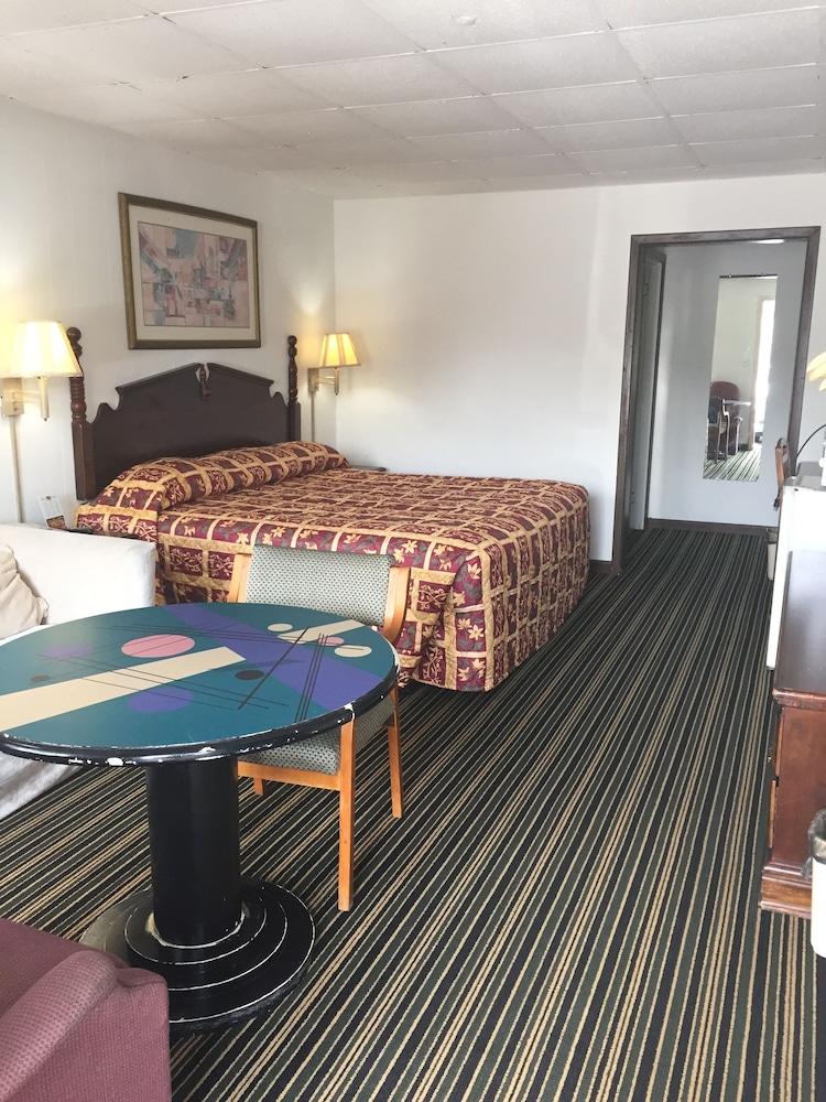 Scottish Inn & Suites photo 7