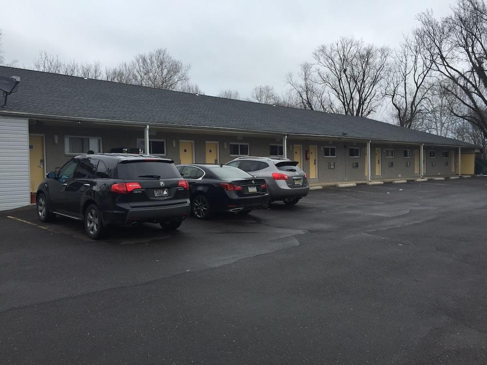 Scottish Inn and Suites photo 11