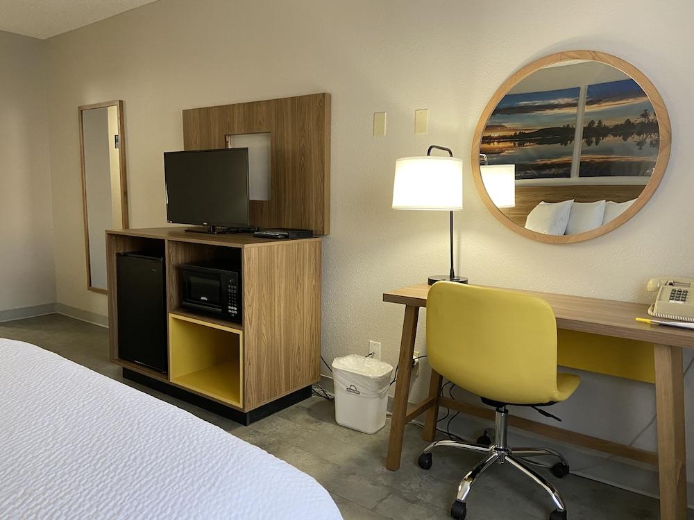 Days Inn by Wyndham Rawlins photo 8