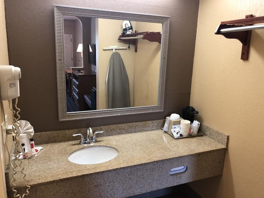 Days Inn by Wyndham Columbus photo 16