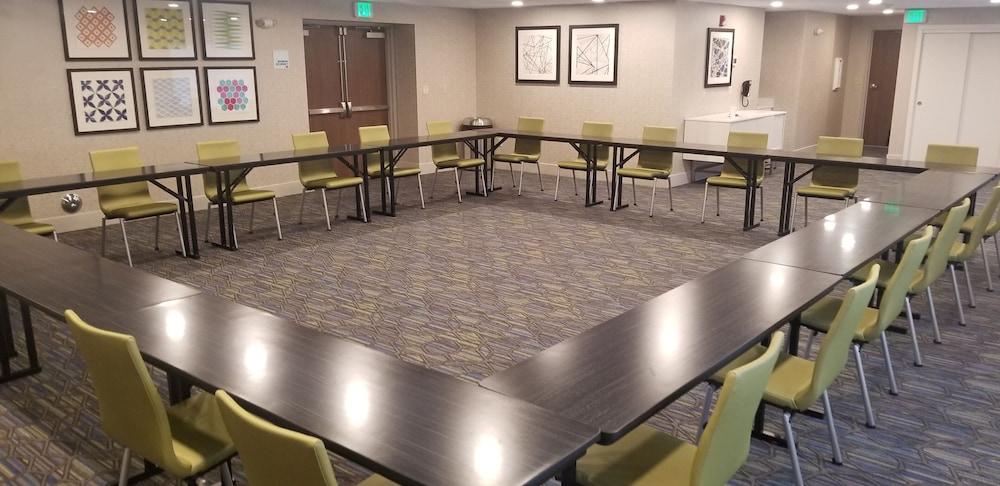Holiday Inn Express Hotel & Suites SeaTac by IHG photo 34