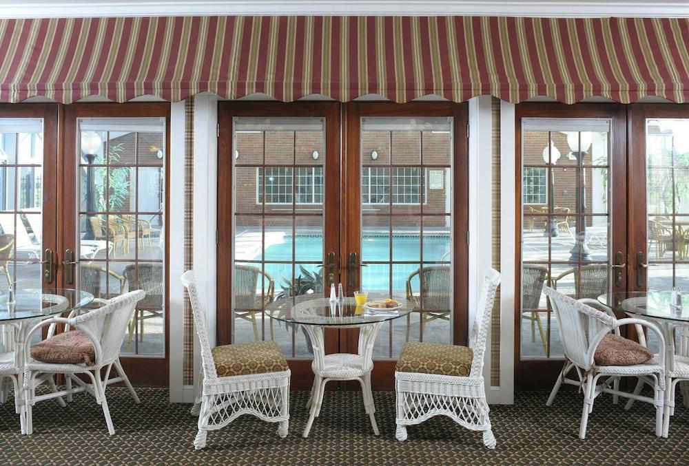 Carlisle Inn Sugarcreek photo 14