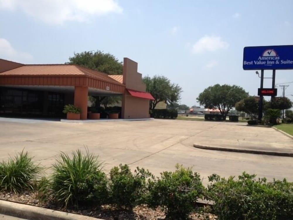 Americas Best Value Inn & Suites Victoria photo 12