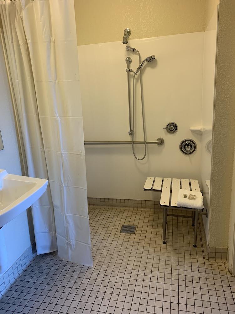 Red Roof Inn PLUS+ St Louis - Forest Park/ Hampton Ave  photo 26