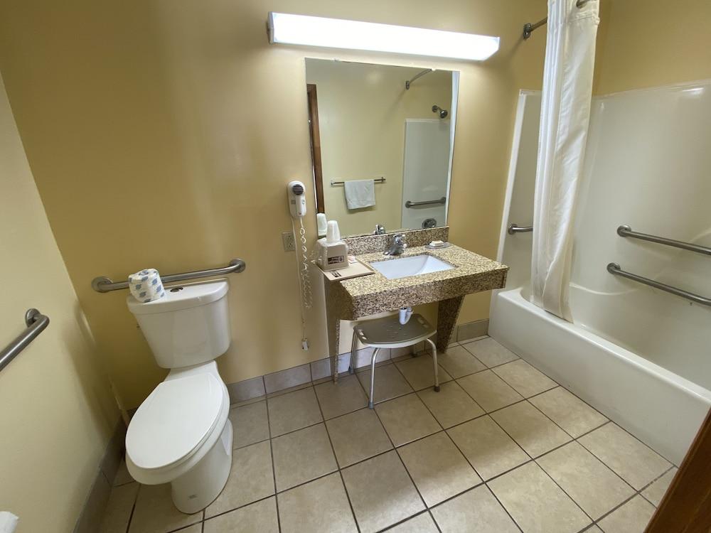 Rodeway Inn photo 25