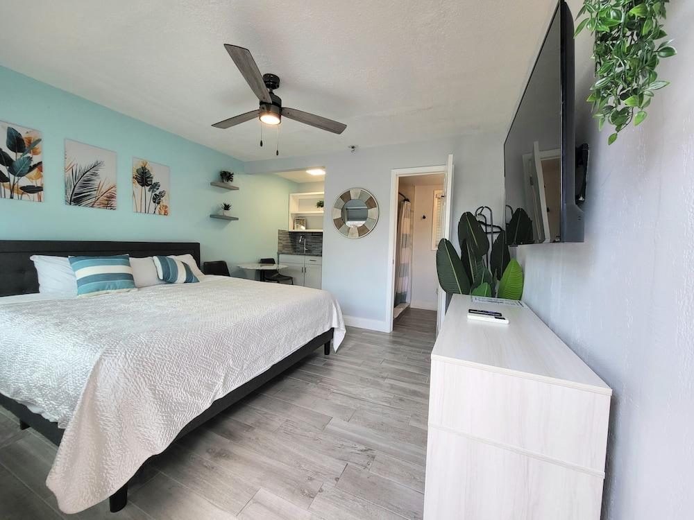 Barefoot Mailman Inn & Suites — hotel in Lantana