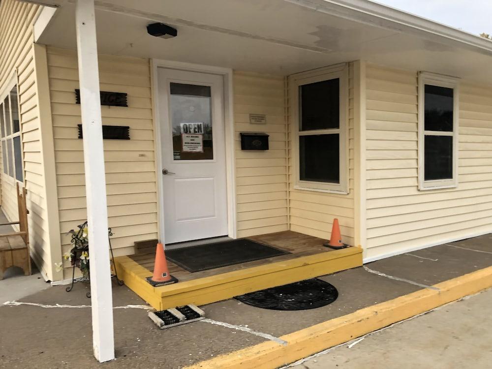 Hawkeye Motel photo 25