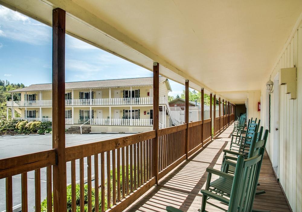Boxwood Lodge photo 73