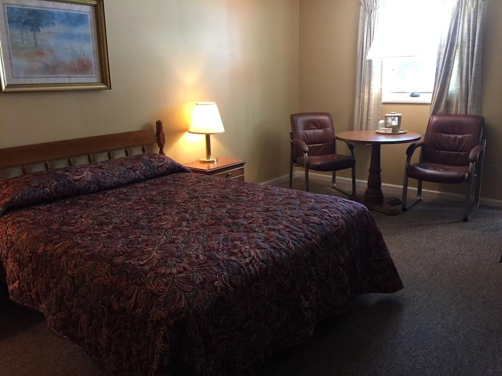 Colonial Hotel-Motel photo 10