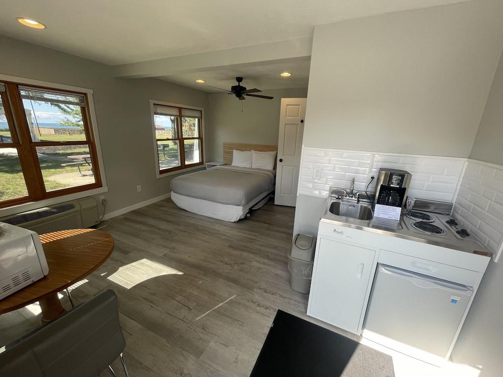 Lake Bluff Inn and Suites photo 11